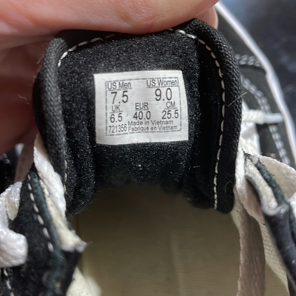 Black Old-Skool Unisex Vans - Picture 3 of 3